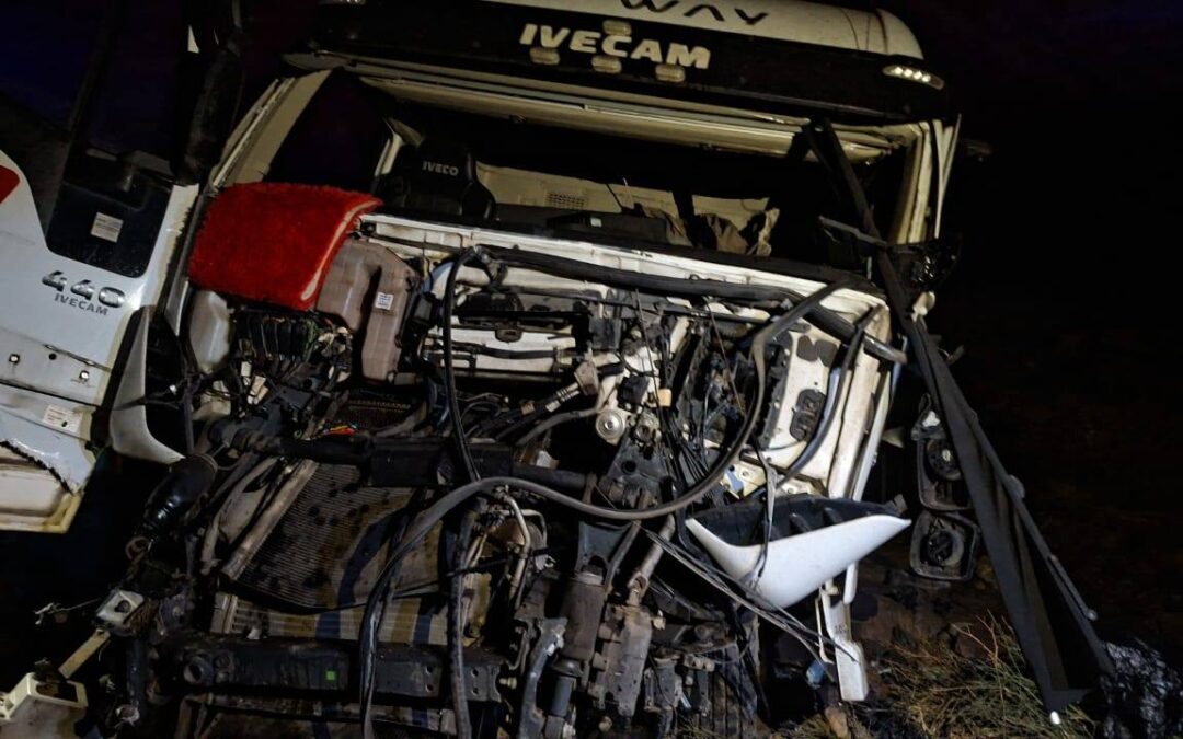 Alta montaña: un camión desbarrancó y su conductor sufrió lesiones