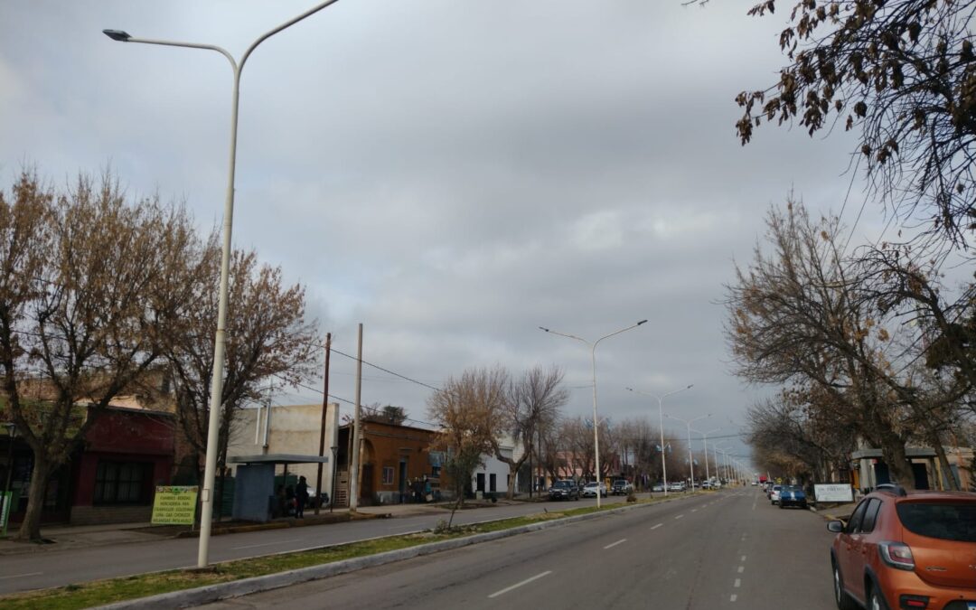 Jueves con cielo algo nublado y zonda en precordillera